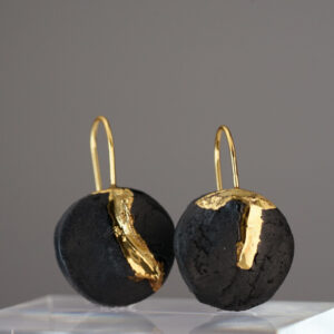 The Black Gold Round No. 43 – a round earring made of deep black porcelain