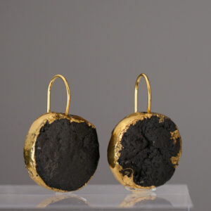 The Black Gold Round No. 48 – a round earring made of deep black porcelain