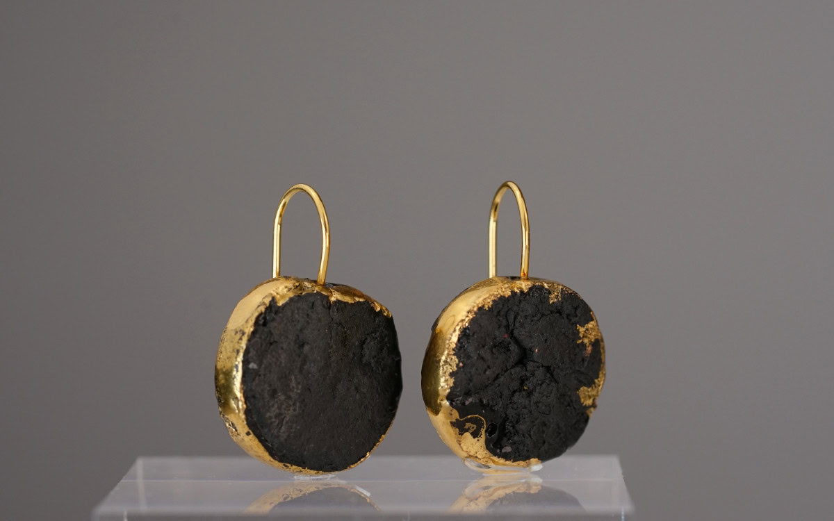 The Black Gold Round No. 48 – a round earring made of deep black porcelain