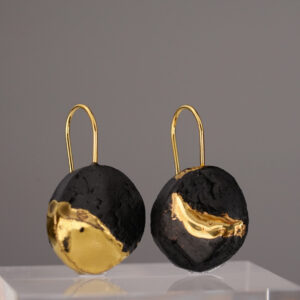 The Black Gold Round No. 60 – a round earring made of deep black porcelain