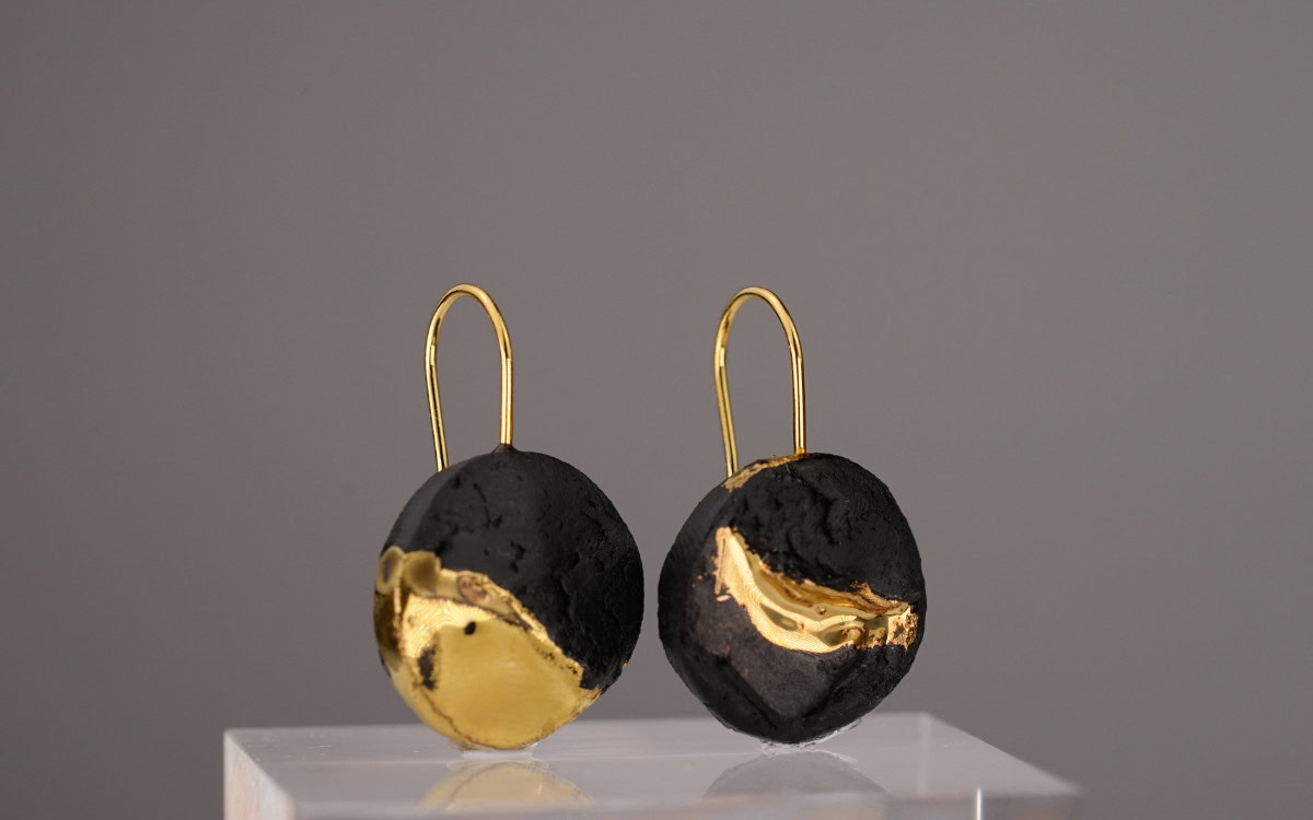 The Black Gold Round No. 60 – a round earring made of deep black porcelain