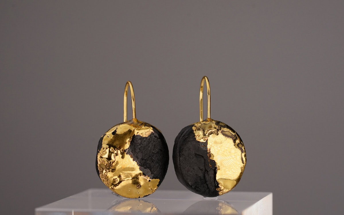 The Black Gold Round No. 61 – a round earring made of deep black porcelain