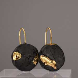 The Black Gold Round No. 62 – a round earring made of deep black porcelain