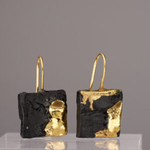 The Black Gold Square No. 38 – a rectangular earring made of black porcelain