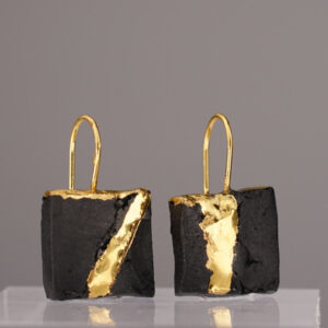 The Black Gold Square No. 40 – a rectangular earring made of black porcelain