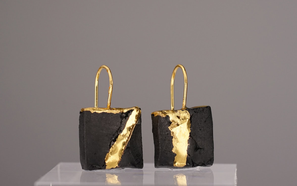 The Black Gold Square No. 40 – a rectangular earring made of black porcelain