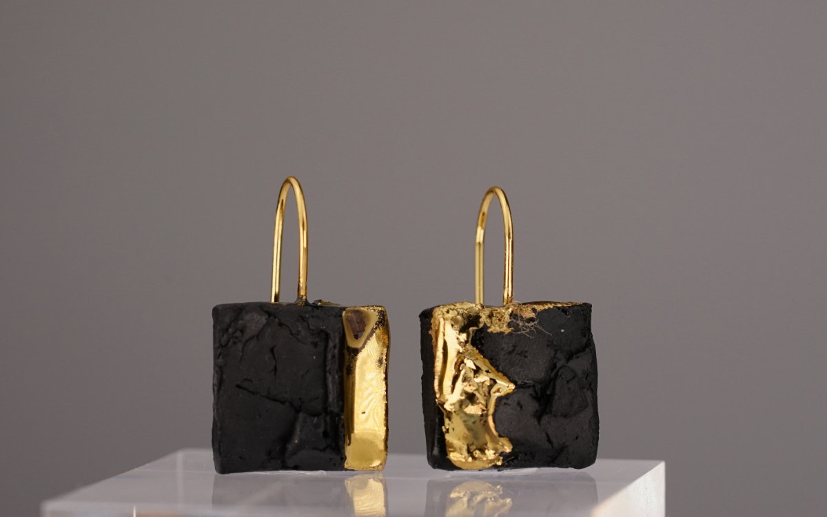 The Black Gold Square No. 41 – a rectangular earring made of black porcelain