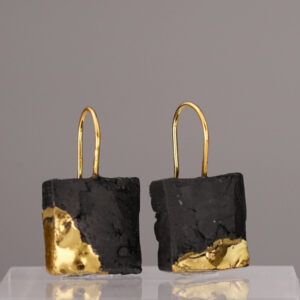 The Black Gold Square No. 42 – a rectangular earring made of black porcelain