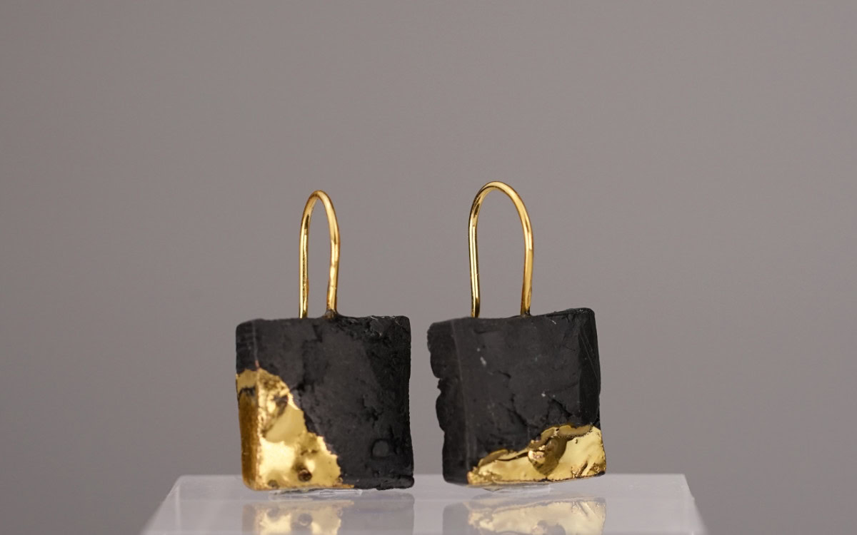 The Black Gold Square No. 42 – a rectangular earring made of black porcelain