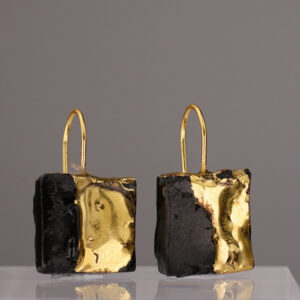 The Black Gold Square No. 70 – a rectangular earring made of black porcelain