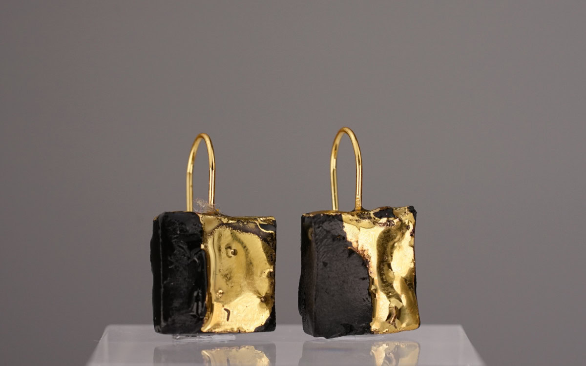 The Black Gold Square No. 70 – a rectangular earring made of black porcelain