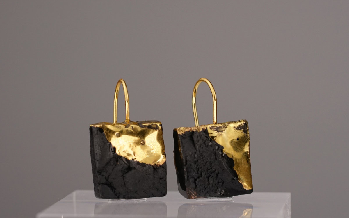 The Black Gold Square No. 71 – a rectangular earring made of black porcelain