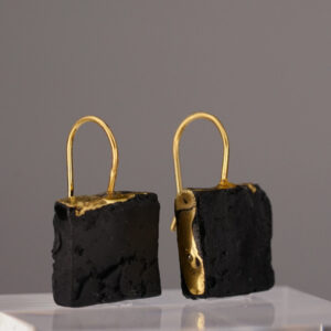 The Black Gold Square No. 72 – a rectangular earring made of black porcelain