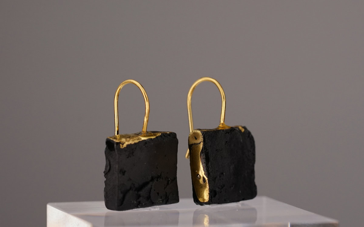 The Black Gold Square No. 72 – a rectangular earring made of black porcelain