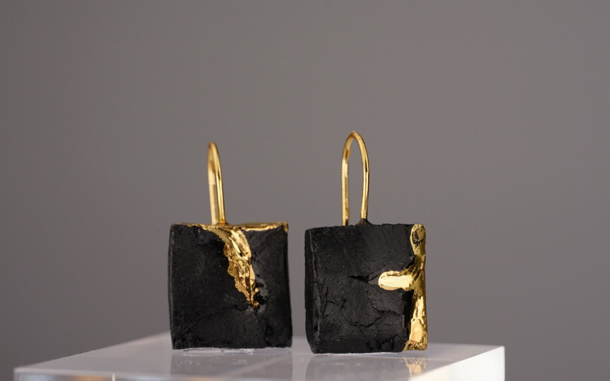 The Black Gold Square No. 73 – a rectangular earring made of black porcelain