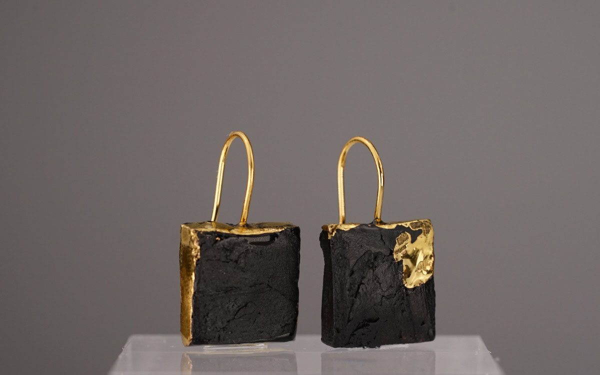 The Black Gold Square No. 74 – a rectangular earring made of black porcelain