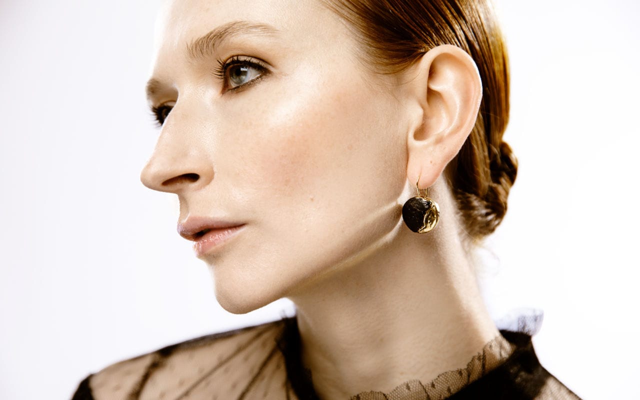 Handcrafted from the finest black porcelain.<br>The gentle curves of the <b>Black Gold Round earrings</b> combine a distinctive matte finish with delicate gold detailing.<br>