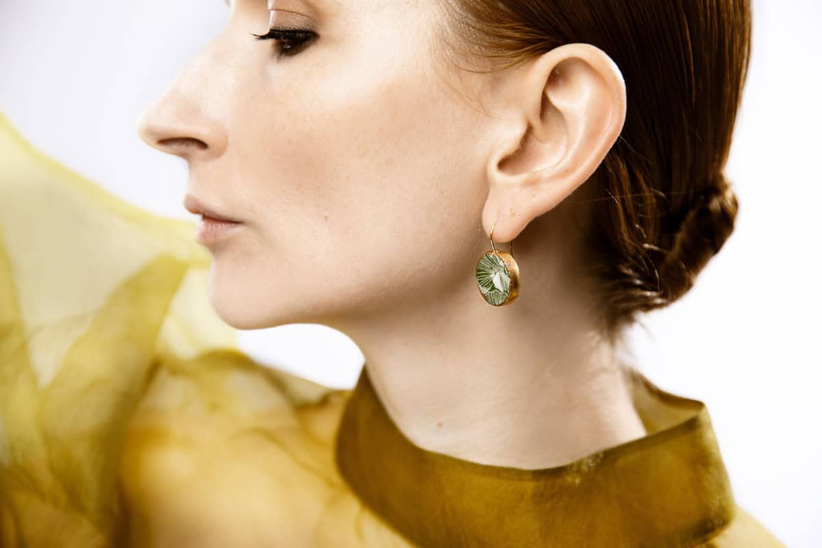 Inspiré par l'élégance de la feuille de ginkgo. Chaque pièce est unique et fabriquée à partir de la porcelaine la plus fine.