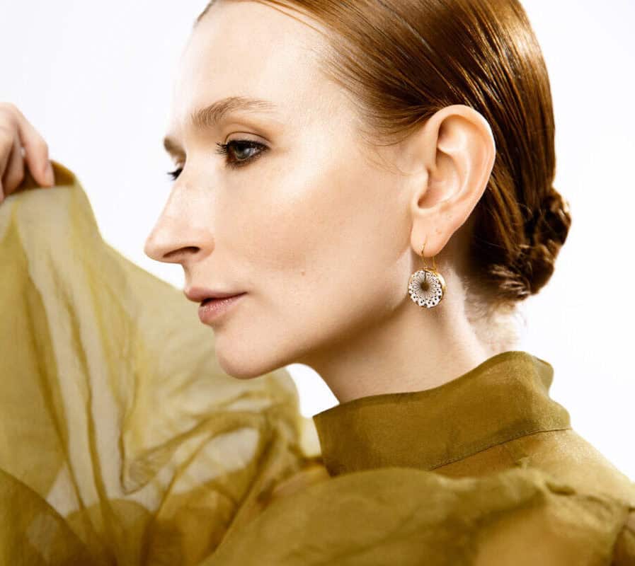 Elegant white porcelain adorned with delicate gold detailing on both sides.<br>Each piece is framed with 24-karat gold and unique in its design.<br>