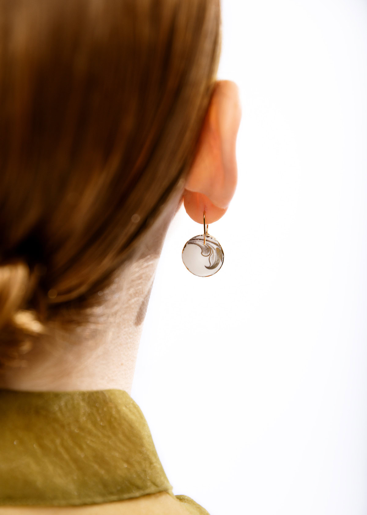 White round porcelain earring White Gold 50. Finest 24-karat gold. A unique handmade piece. Sustainably crafted in the heart of Europe.