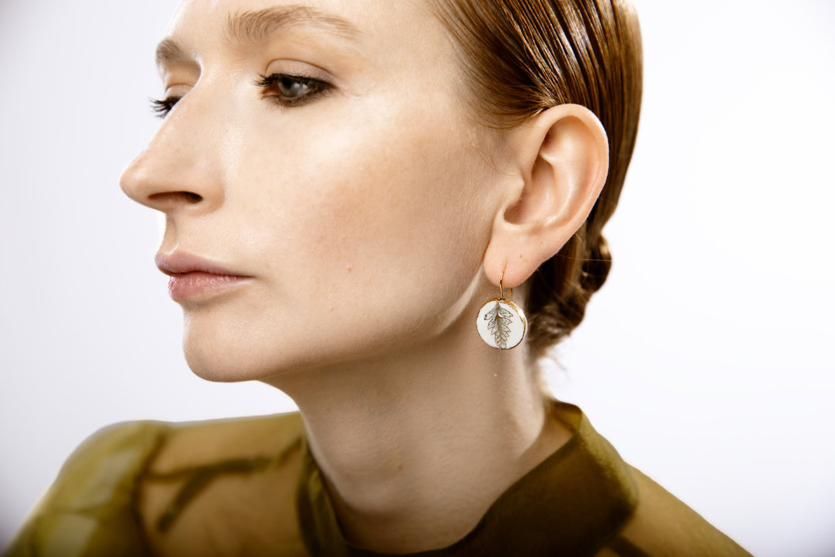 White round porcelain earring White Gold 51. Finest 24-karat gold. A unique handmade piece. Sustainably crafted in the heart of Europe.