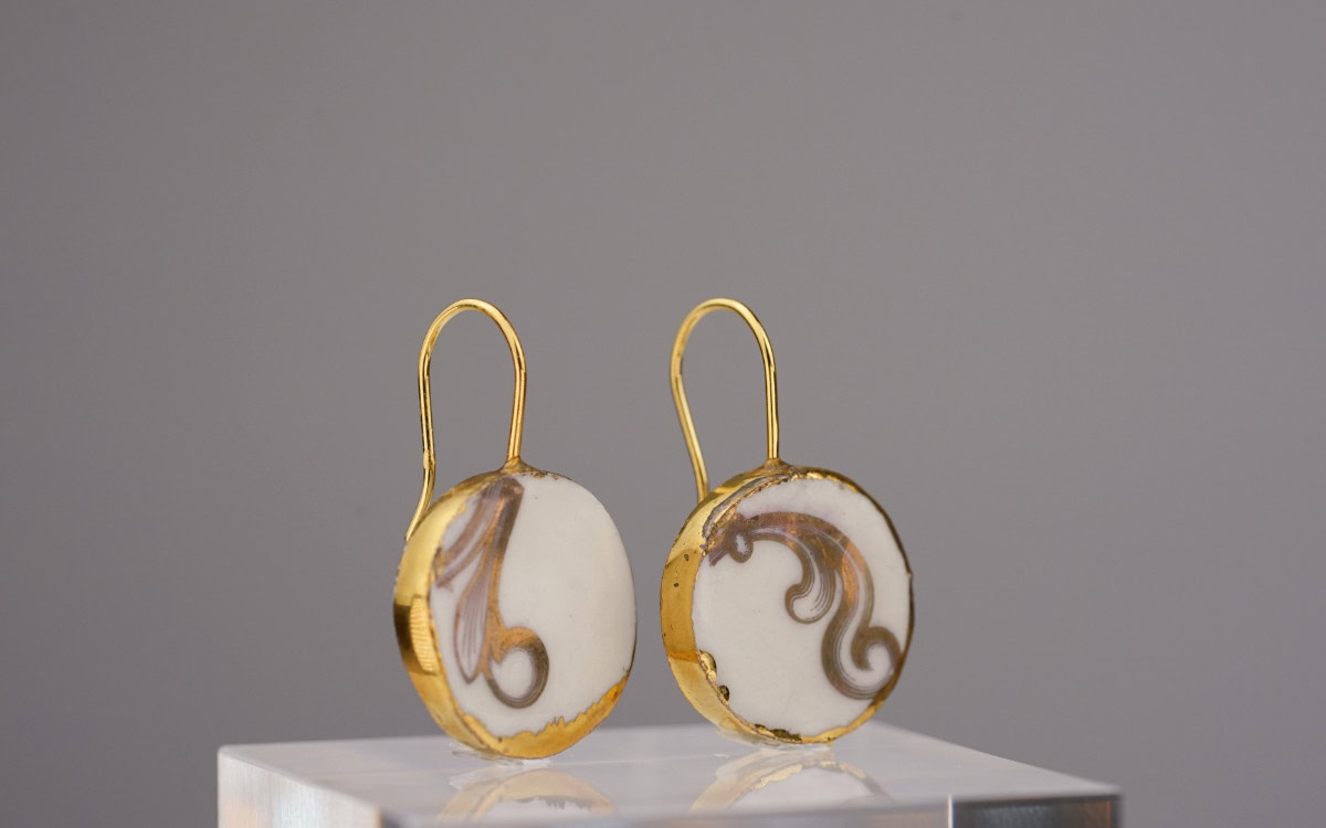 White round porcelain earring White Gold 57. Finest 24-karat gold. A unique handmade piece. Sustainably crafted in the heart of Europe.