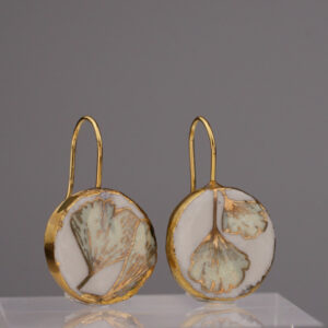 White round porcelain earring White Gold 75. Finest 24-karat gold. A unique handmade piece. Sustainably crafted in the heart of Europe.