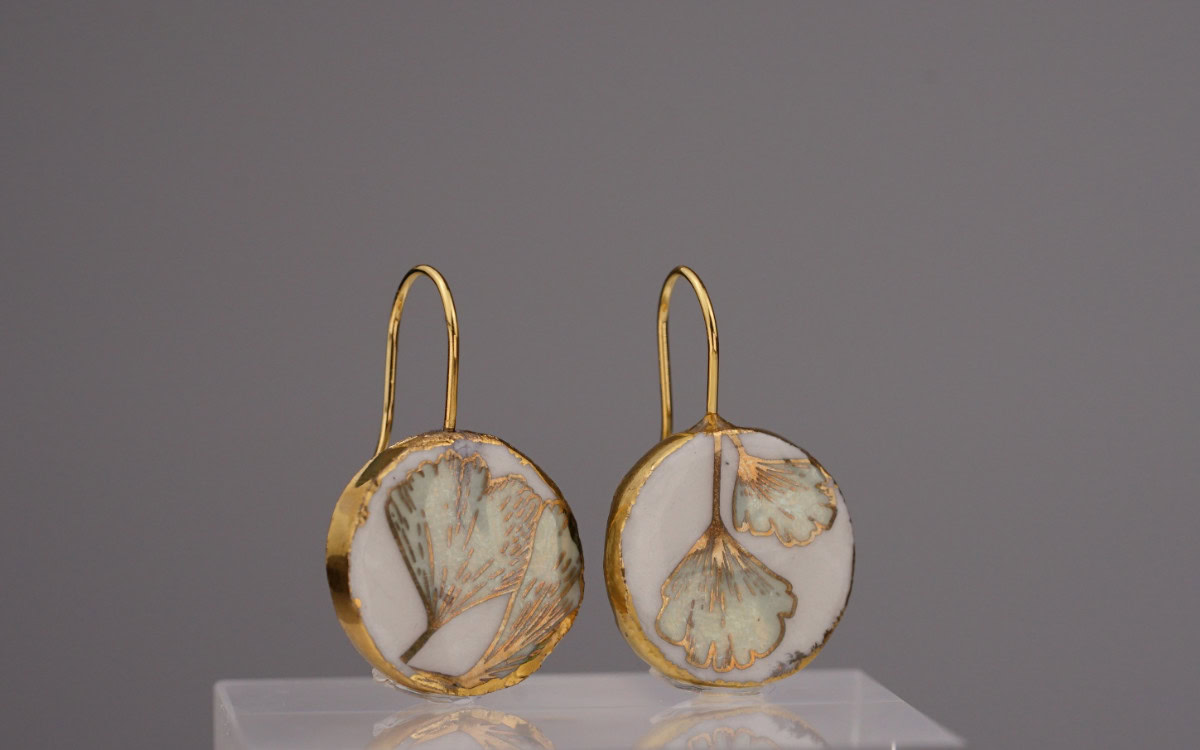 White round porcelain earring White Gold 75. Finest 24-karat gold. A unique handmade piece. Sustainably crafted in the heart of Europe.