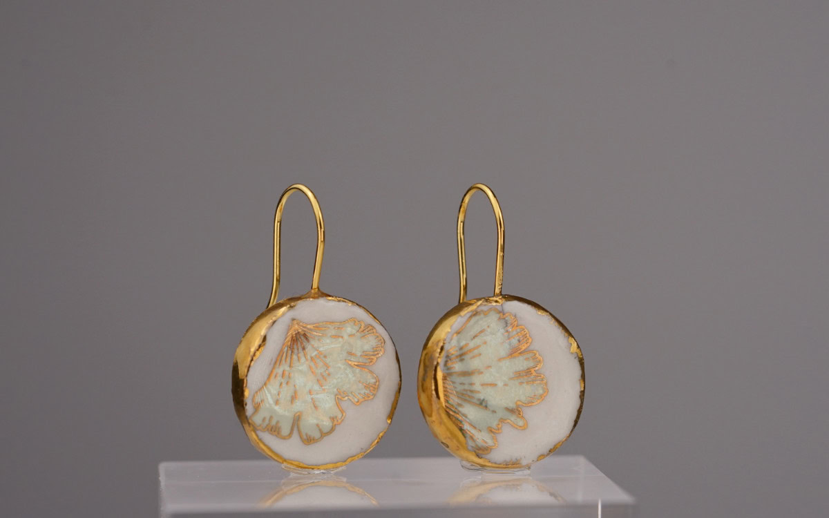 White round porcelain earring White Gold 76. Finest 24-karat gold. A unique handmade piece. Sustainably crafted in the heart of Europe.